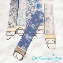Load image into Gallery viewer, Blue Florals Small Key Fob Keychains